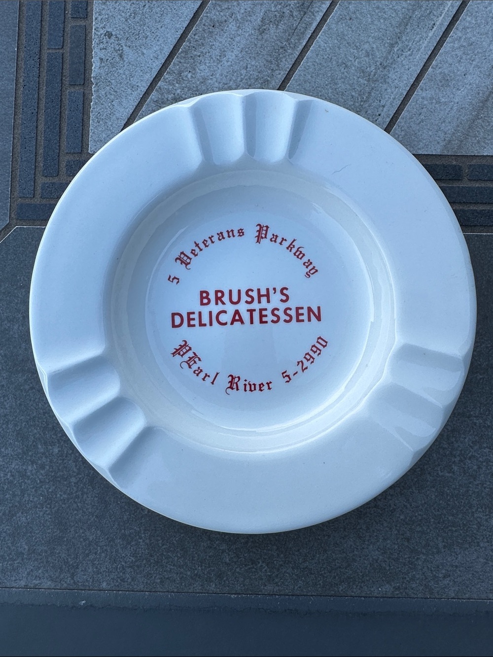 VINTAGE Ceramic ashtray BRUSH’s DELICATESSEN Pearl River, NJ Veteran’s PKWY MINT